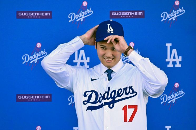 일본 야구선수 오타니 쇼헤이가 지난해 12월 LA다저스와 계약한 직후 입단 기자회견에 참석하고 있다.