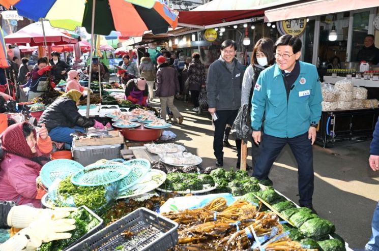 정종복 기장군수, 설 명절 맞아 기장시장 방문 민생현장 점검