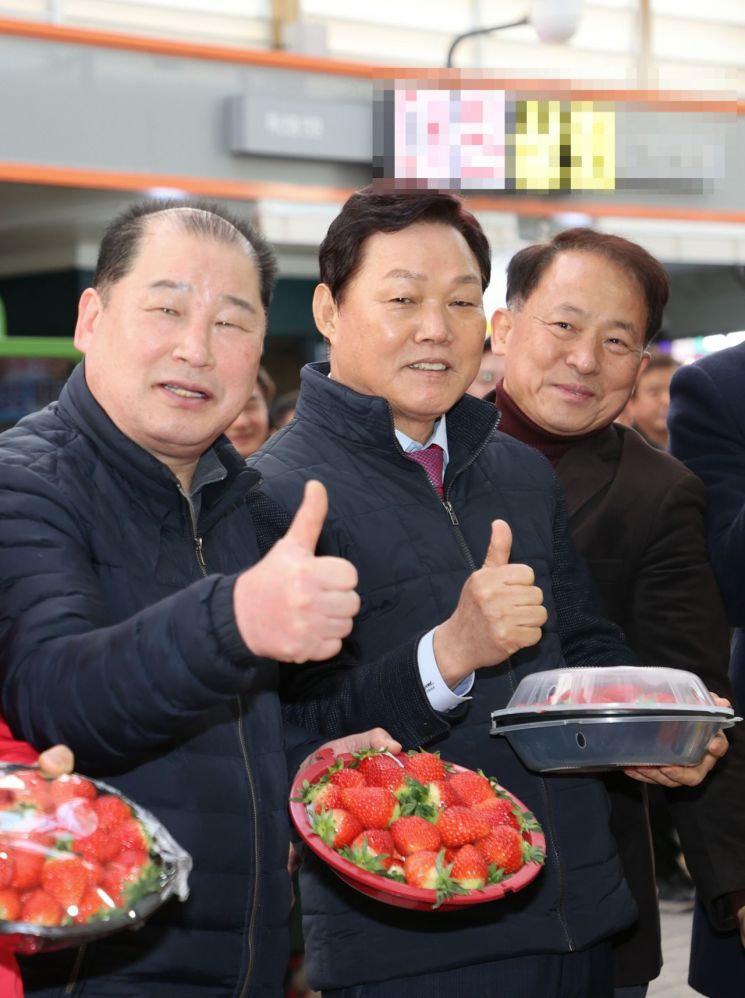 박완수 경남도지사 지역에서 생산한 딸기를 든 채 엄지를 들어 보이고 있다. [사진제공=경남도청]