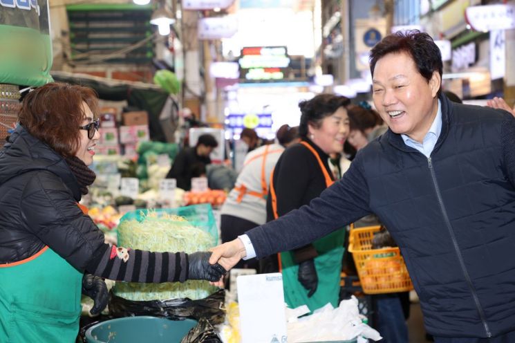 박완수 경남도지사가 시장 상인과 악수를 나누고 있다. [사진제공=경남도청]