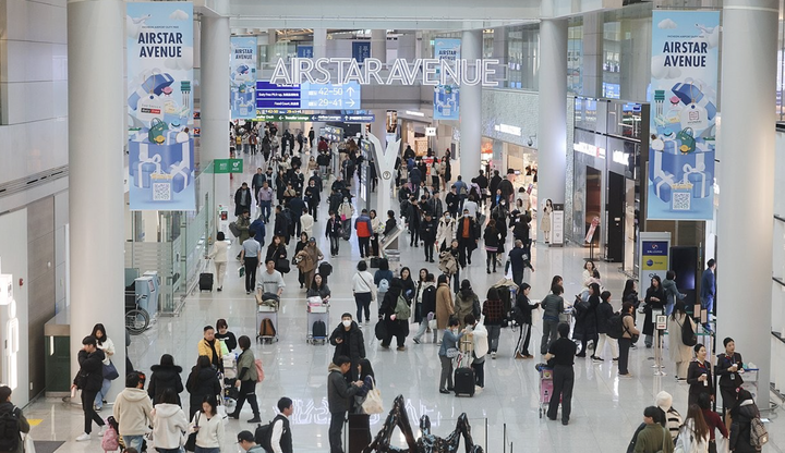 많은 여행객들이 지난 5일 인천국제공항에 몰리고 있다. [사진출처=연합뉴스]