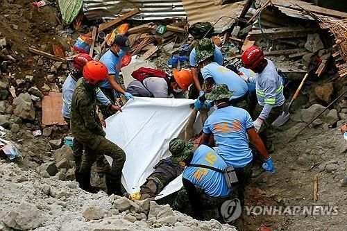 필리핀 남부 광산지대에서 산사태가 발생한 지 이틀이 지난 뒤 생존자가 발견됐다. [사진출처 = 연합뉴스]