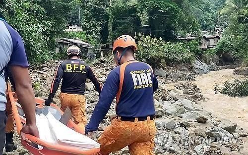 필리핀 남부 산사태 발생 지역에서 작업 중인 구조대원들 [사진출처=EPA/연합뉴스]