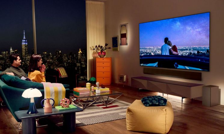 LG 올레드 TV를 시청하는 모습. 영화감독, 컬러리스트 등 영상 전문가와 글로벌 매체로부터 최고 TV로 인정받았다.[사진제공=LG전자]