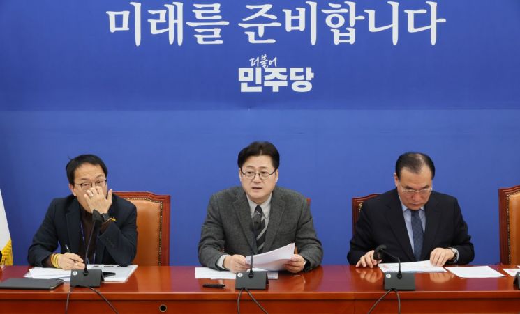 더불어민주당 홍익표 원내대표가 13일 국회에서 열린 원내대책회의에서 발언하고 있다. [이미지출처=연합뉴스]
