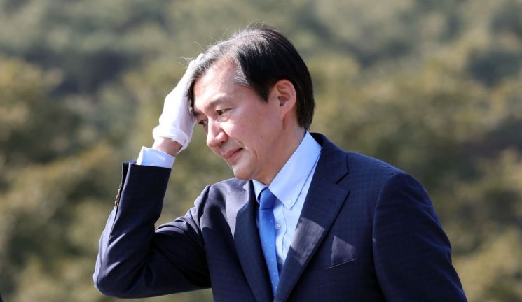 조국 전 법무부 장관이 설 연휴 마지막 날인 12일 오후 경남 김해시 진영읍 봉하마을 고(故) 노무현 전 대통령 묘역을 참배 후 이동하고 있다. 사진제공=연합뉴스