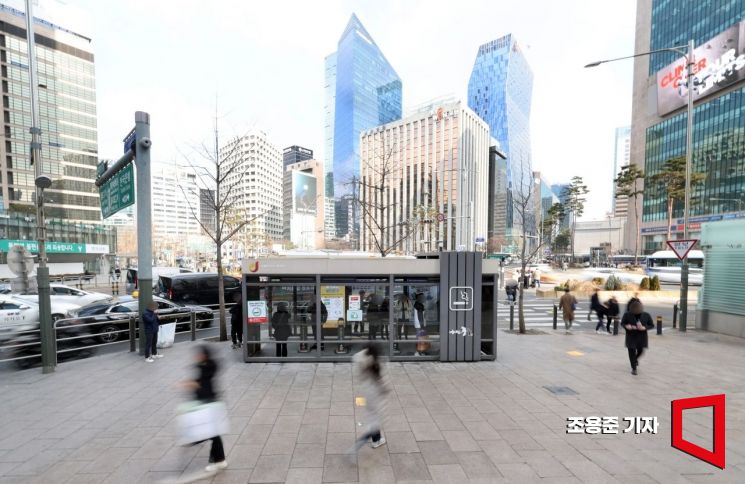 24일부터 액상형 전자담배도 법적으로 '담배'에 포함돼 규제 대상이 된다. 도심 흡연 부스 모습.