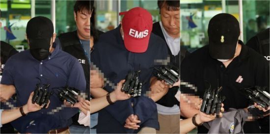 현직 경찰관이 서울의 한 아파트에서 추락사할 당시 마약 모임을 함께 한 일행 3명이 지난해 9월 서울서부지방법원에서 영장실질심사를 마치고 나오며 취재진의 질문을 받고 있다.[이미지출처=연합뉴스]
