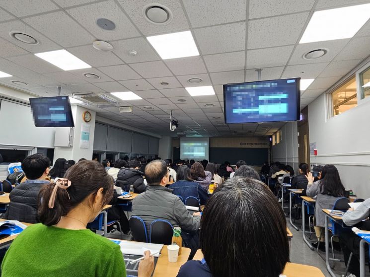 13일 저녁 7시30분 서울 서초구 메가스터디 의약학전문관에서 열린 '의대 증원에 따른 입시 판도 분석 설명회'에서 사람들이 강의를 듣고 있다. [사진=박준이 기자]