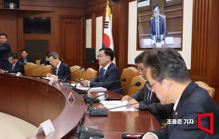 최상목 경제부총리 겸 기획재정부 장관이 14일 서울 종로구 정부서울청사에서 열린 비상경제장관회의에 참석해 주택, 반도체 등 관련 발언을 하고 있다. 사진=조용준 기자 jun21@