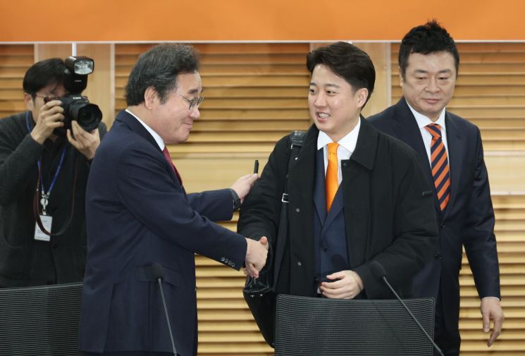 '개혁신당 기호 3번' 시계제로…위성정당이 변수