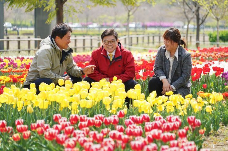 이필형 동대문구청장(가운데)이 튜울립 꽃을 보며 대화를 나누고 있다.