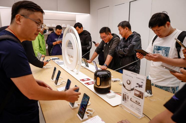 지난해 9월  중국 베이징의 한 화웨이 매장에서 방문객들이 '메이트 60 프로' 등 최신 스마트폰 기종을 살펴보고 있다. [사진출처=EPA 연합뉴스]