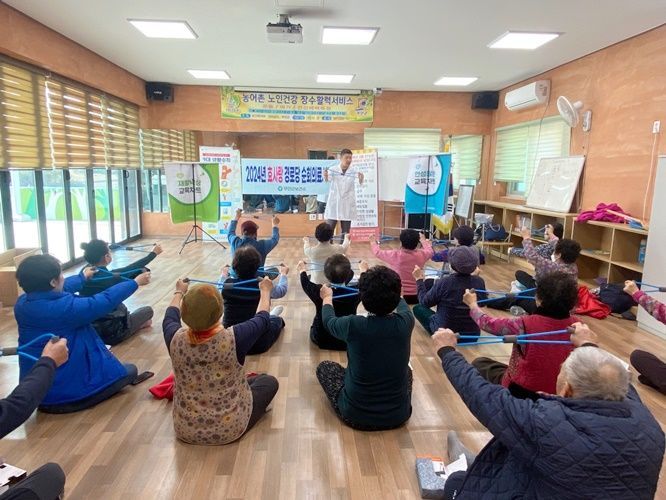 무안군보건소가 의료접근성이 떨어지는 경로당을 방문해 맞춤형 의료 서비스를 제공하고 있다. [사진제공=무안군]