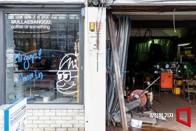 随着时代变迁，以铁工厂街巷闻名的文来洞也在发生变化。铁工厂一家接一家公司搬离后，商业空间进驻其间。打磨钢铁的尖锐声渐渐消失，但保留原貌的商业空间或许象征着技术与商业的共存。照片=Kang Jinhyeong 记者 aymsdream@