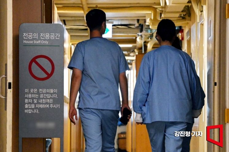 수도권 대형병원인 '빅5' 병원 전공의들이 정부의 의대증원에 반발해 전원 사직서를 제출하겠다고 밝힌 16일 서울 한 대형병원에서 전공의들이 이동하고 있다. 사진=강진형 기자aymsdream@