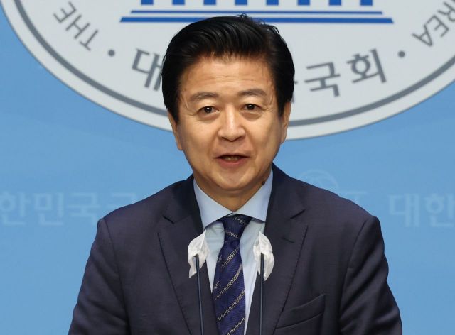 더불어민주당 노웅래 의원이 14일 국회에서 22대 총선 출마 기자회견을 하고 있다. [이미지출처=연합뉴스]