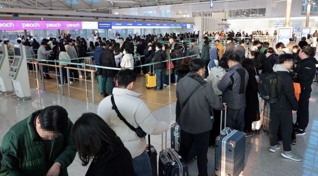 설 명절을 맞아 인천국제공항 제1여객터미널 출국장이 여행객들로 북적이고 있다.[이미지출처=연합뉴스]