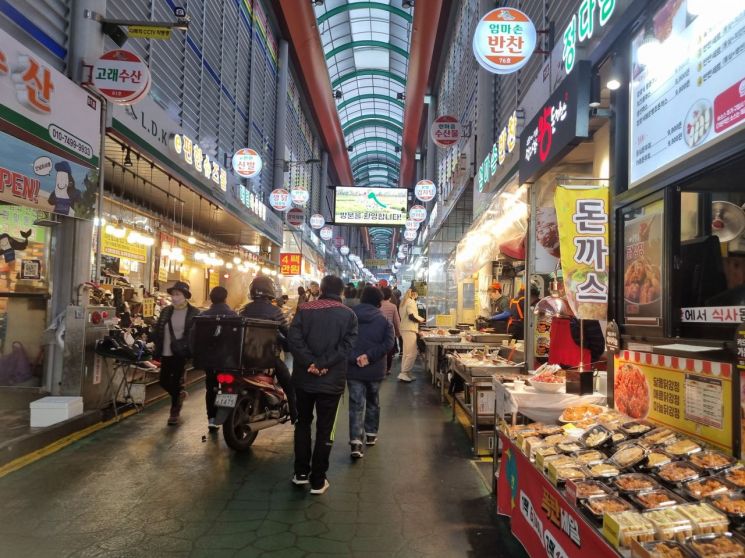 지난 14일 인천 계양구 병방동에 위치한 계양산전통시장에서 인근 주민들이 장을 보고 있다. (사진=오지은 기자)