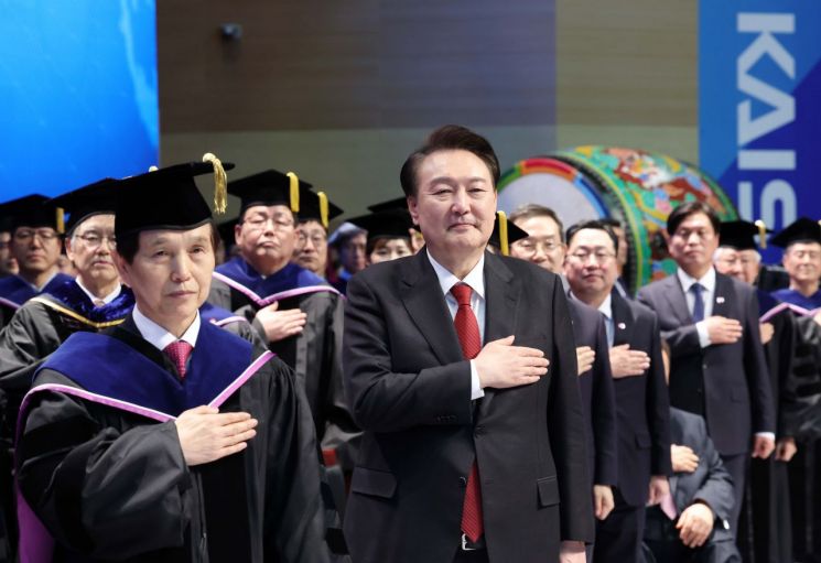 尹, KAIST 졸업생들에 "실패 두려워 말라…정부가 힘껏 도울 것"