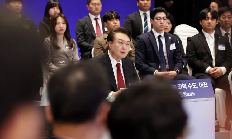 윤석열 대통령이 16일 대전 유성구 ICC호텔에서 '대한민국을 혁신하는 과학 수도 대전'을 주제로 열린 열두 번째 '국민과 함께하는 민생토론회'에서 발언하고 있다. [이미지출처=연합뉴스]