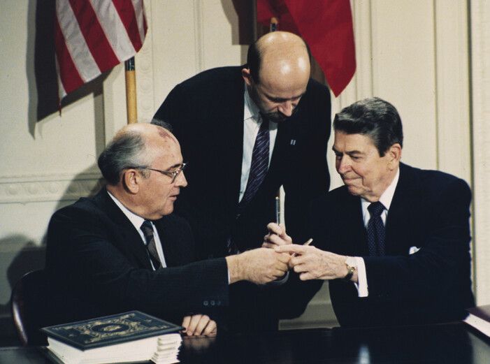 In 1987, U.S. President Ronald Reagan (right) and Mikhail Gorbachev, General Secretary of the Communist Party of the Soviet Union, are signing the Intermediate-Range Nuclear Forces Treaty (INF). [Image source=AP·Yonhap News]