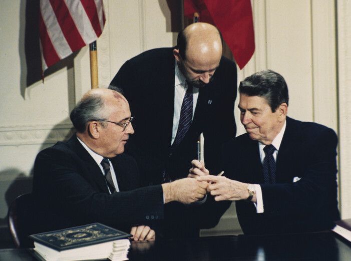 1987년 로널드 레이건 미국 대통령(오른쪽)과 미하일 고르바초프 소련공산당 서기장이 중거리핵전력조약(INF)에 서명하고 있다.[이미지출처=AP·연합뉴스]