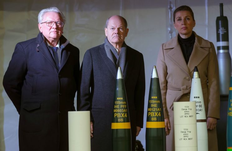 On the 12th (local time), German Chancellor Olaf Scholz (center), Danish Prime Minister Mette Frederiksen (right), and Armin Papperger, CEO of Germany's Rheinmetall, attended the groundbreaking ceremony for Rheinmetall's new ammunition factory in Unterl?ß, Lower Saxony. [Photo by EPA·Yonhap News]<br><br>Armin Papperger, CEO of Germany's Rheinmetall AG, German Chancellor Olaf Scholz, and Danish Prime Minister Mette Frederiksen attended the groundbreaking ceremony for Rheinmetall's new ammunition factory held in Unterl?ß, Germany, on February 12, 2024.