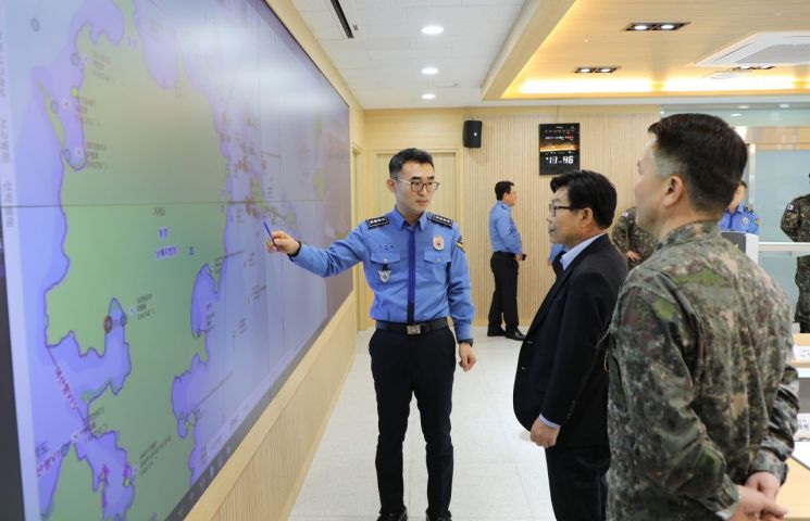 김영철 경남 창원해경서장(왼쪽)이 관할 구역 해상 치안 현황을 마산지방해양수산청장과 진해기지사령관에게 설명하고 있다. [사진제공=창원해양경찰서]