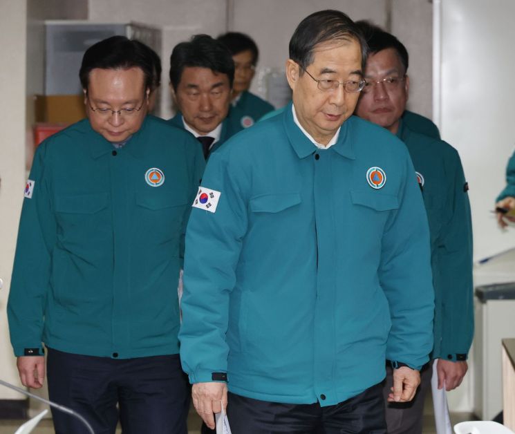 한덕수 국무총리가 18일 오후 정부서울청사에서 의대정원 증원 필요성 및 의사 집단행동 관련 대국민 담화문을 발표하기 위해 브리핑룸으로 입장하고 있다. [이미지출처=연합뉴스]