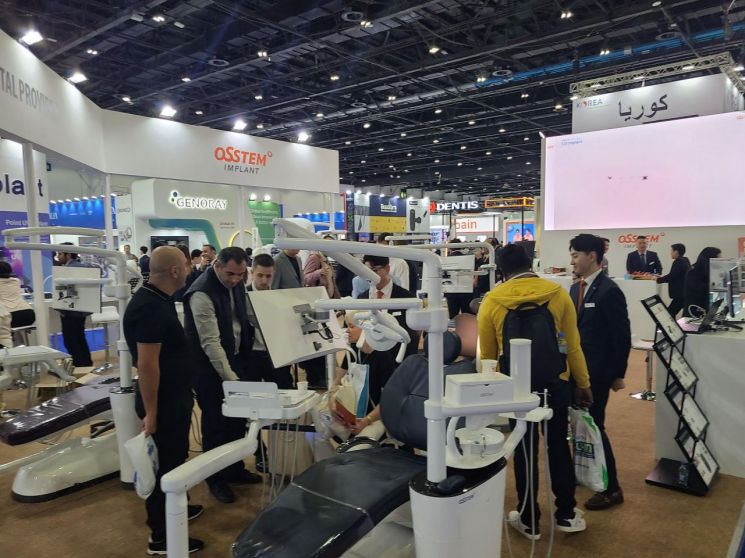 오스템임플란트는 지난 6~8일 아랍에미리트(UAE) 두바이에서 열린 UAE 국제 치의학 콘퍼런스 및 아랍 치과기자재 전시회(AEEDC 2024)에 참가해 주력 제품을 필두로 다양한 체험 공간을 운영했다고 19일 밝혔다.참가자들이 오스템임플란트 유니트체어존에서 K5를 체험해보고 있다.[사진제공=오스템임플란트]