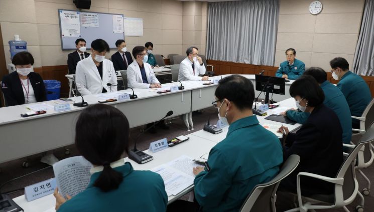 19일 오후 한덕수 국무총리가 의료 현장의 대응을 점검하기 위해 서울 중구 국립중앙의료원을 찾아 당부의 말을 하고 있다. [이미지출처=연합뉴스]