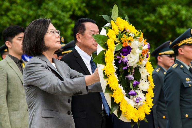 차이잉원 대만 총통이 2023년 8월23일 진먼에서 열리는 '진먼다오 포격전' 65주년 행사에 참석해 전사자를 기리고 있다. 진먼다오는 중국 푸젠성 샤먼과 불과 6㎞ 떨어진 대만의 최전방 군사기지가 있는 곳으로, 1958년 8월 23일부터 10월 5일까지 44일간 중국과 대만 간에 대규모 포격전이 벌어졌다. [이미지출처=연합뉴스]