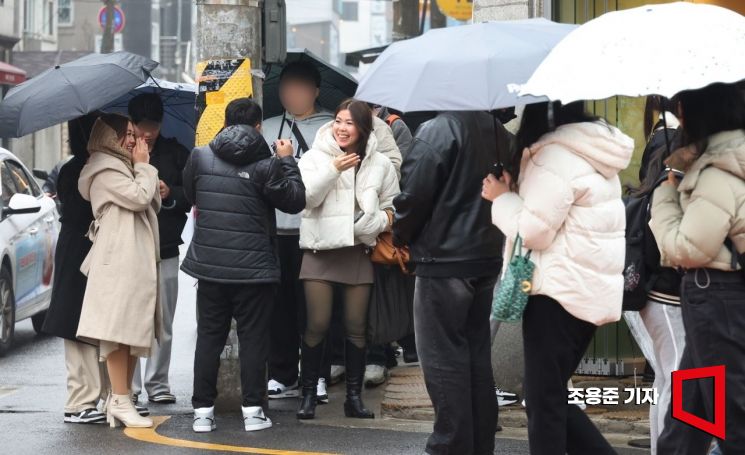 외국인도 즐겨 찾는 성수동 카페거리 모습. 조용준 기자