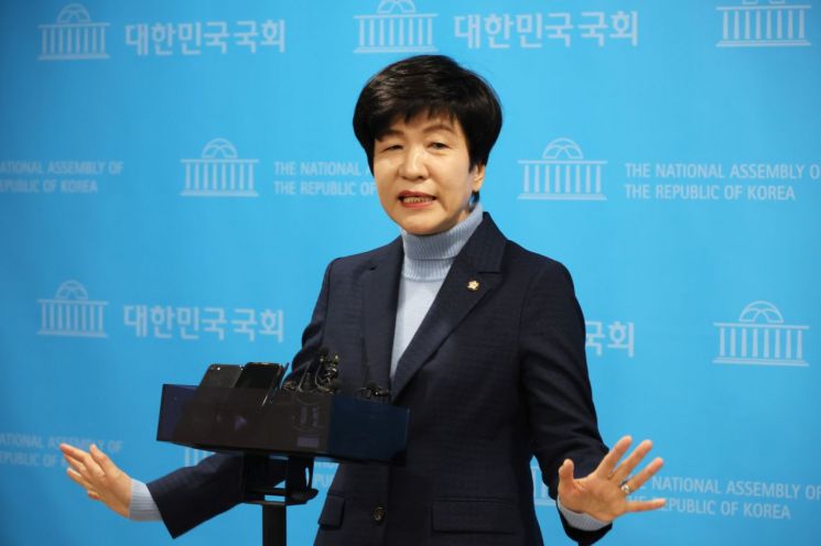 더불어민주당 김영주 의원이 19일 국회 소통관에서 탈당 기자회견을 마친 뒤 취재진의 질문에 답하고 있다. [이미지출처=연합뉴스]