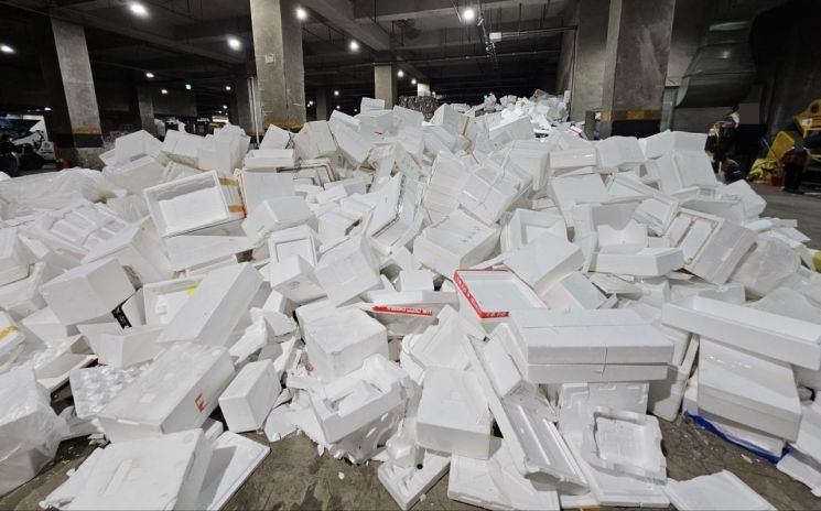 지난 16일 서울 강북재활용품선별처리시설에 명절 이후 반입된 스티로폼 박스가 산더미처럼 쌓여있다.[사진=이지은 기자]