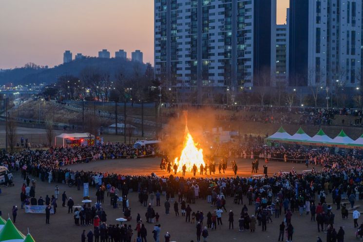  양천구 정월대보름 체험행사 풍성…달집태우기·LED쥐불놀이·불꽃놀이