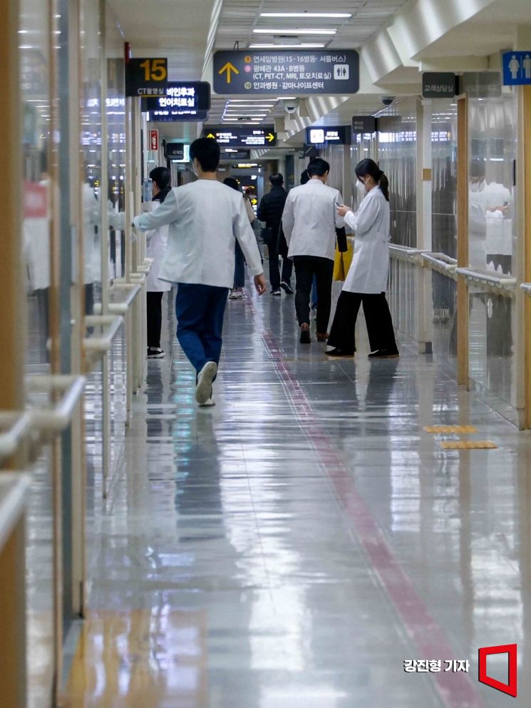빅5 병원의 전공의가 오전 6시를 기해 근무를 중단한 20일 서울 한 대형병원에서 의료진이 이동하고 있다. 사진=강진형 기자aymsdream@