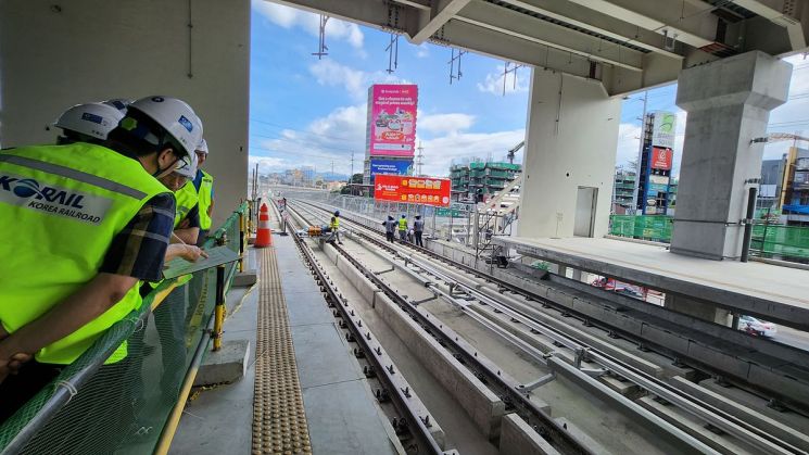 지난달 코레일 관계자들이 필리핀 마닐라 MRT- 건설현장을 찾아 사업 추진계획을 점검하고 있다. 한국철도공사 제공