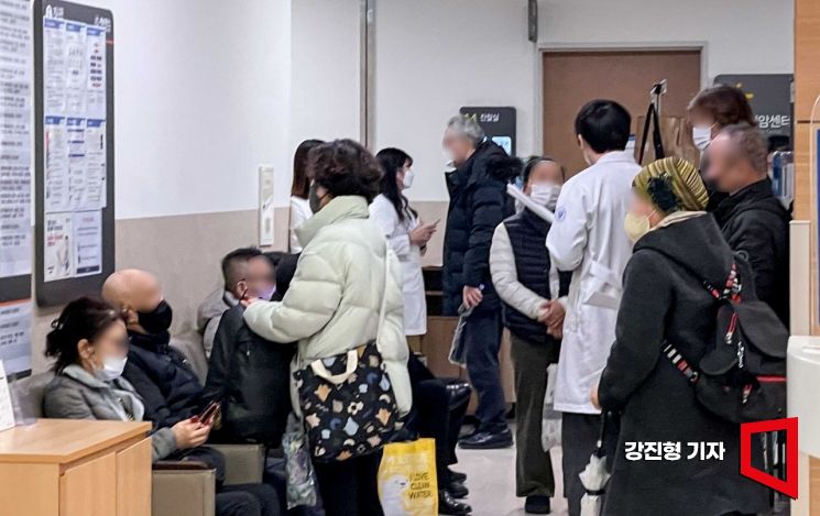 빅5 병원을 비롯한 전국 전공의들의 사직서 제출 후 근무 중단이 이어지고 있는 21일 서울 한 대형병원을 찾은 내원객들이 의료진에게 진료 시간을 문의하고 있다. 사진=강진형 기자aymsdream@