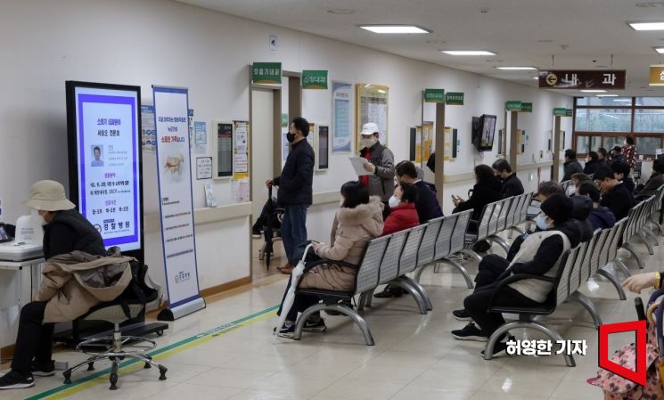 서울 송파구 경찰병원 진료실 앞에 환자들이 진료 순서를 기다리고 있다. [사진=허영한 기자]