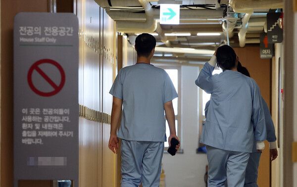 16일 오전 서울의 한 병원 전공의 전용공간에서 의료진이 이동하고 있다. [이미지출처=연합뉴스]