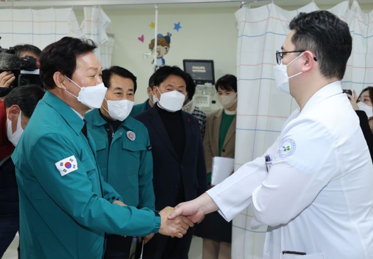 박완수 경남도지사가 양산부산대병원 소아청소년과 전공의와 손을 맞잡은 채 격려를 건네고 있다. [사진제공=경남도청]