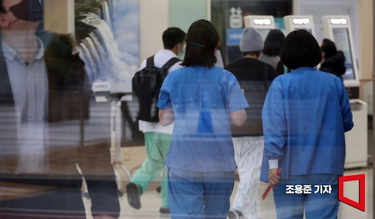 "35살 전문의 연봉 4억, 과도해" 발언…"교수님!" 저격광고 낸 의협