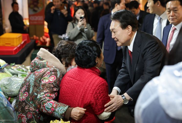 윤석열 대통령이 21일 울산시 남구 신정상가시장을 찾아 시민들과 인사하고 있다. [이미지출처=연합뉴스]