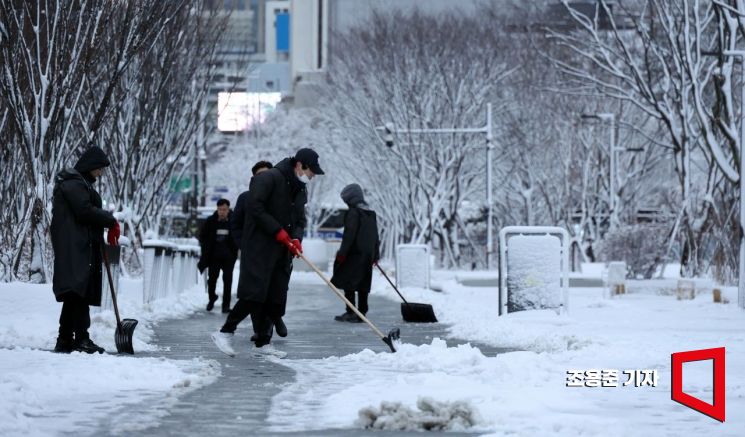 "우리가 아니면 누가 하나요"…폭설에 누구보다 바쁜 이 사람들