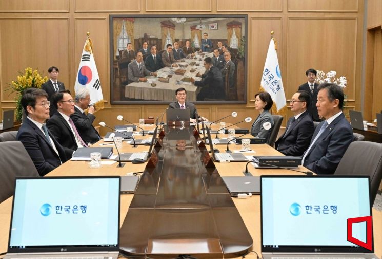 이창용 한국은행 총재가 22일 오전 서울 중구 한국은행에서 열린 금융통화위원회 통화정책방향 결정회의를 주재하고 있다. 사진=사진공동취재단