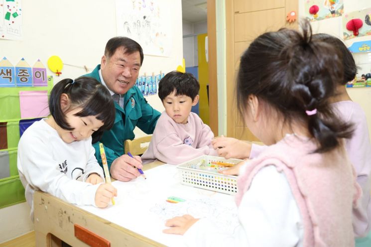 이승화 산청군수, 어린이집 찾아 보조교사 활동