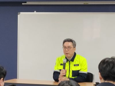 김준형 포스코퓨처엠 대표가 22일 광양 NCA 양극재 공장 착공식에 참석해 기자들의 질문에 답하고 있다. 사진=강희종 기자