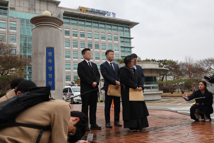 논문 조작 혐의로 경찰 수사를 받아온 전북의 한 국립대 교수가 숨진 가운데 22일 사망한 교수의 유가족과 제자들이 전북경찰청 앞에서 기자회견을 열고 수사가 부당했다는 입장을 밝히고 있다. [이미지출처=연합뉴스]